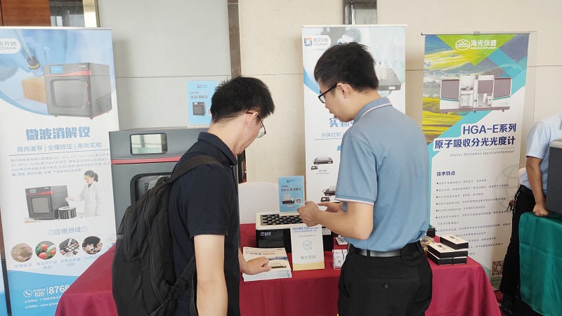 銷售總經(jīng)理為客戶展示商品，耐心答疑解惑