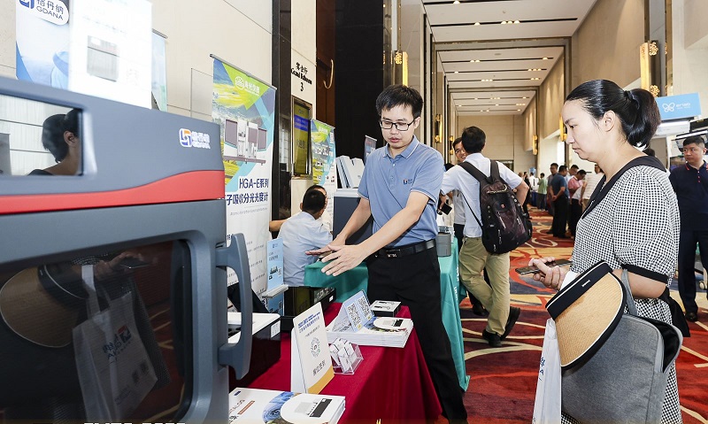 銷售總經(jīng)理為客戶展示商品，耐心答疑解惑